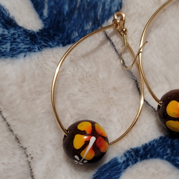 Handmade earrings with kukui nuts - Picture 2 of 2